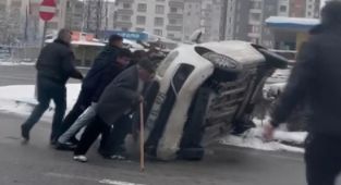 Devrilen otomobili içindekilerle birlikte düzelttiler