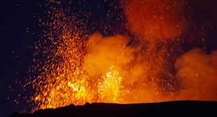 Etna Yanardağı'nın kül püskürtmesi hava ulaşımını aksattı