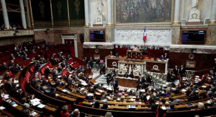 Fransa'da hükümete karşı verilen gensoru önergesi Meclis tarafından reddedildi