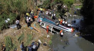 Guatemala'da otobüs köprüden düştü: 51 ölü