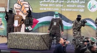 Hamas, İsrail ile esir takasının beşinci turunda 3 İsrailli erkek esiri Kızılhaç'a teslim etti