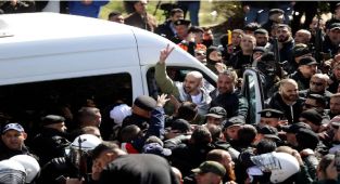 Hamas: İsrail'in, esirlerimizin sırtına ırkçı sloganlar yazmasını kınıyoruz