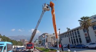 Hatay'da yamaç paraşütçüleri aydınlatma direğine takıldı