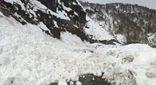 Hindistan'da çığ altında kalan 41 kişi kurtarılmaya çalışılıyor