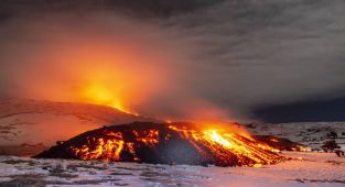 İtalya'da Etna Yanardağı'ndaki lav akışı sürüyor