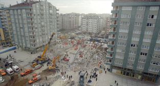 Konya'da Zümrüt Apartmanı faciasının üzerinden 21 yıl geçti
