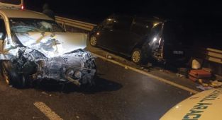 Patlayan lastiği değiştirenlere otomobil çarptı: 2 ölü, 7 yaralı