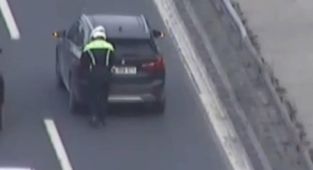 Polis köprüde kalan aracı itti, trafiği önledi