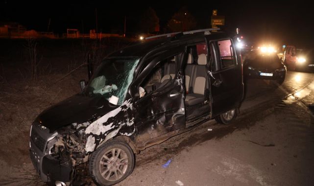 Sivas'ta minibüs ile hafif ticari araç çarpıştı: 2'si ağır 7 kişi yaralandı