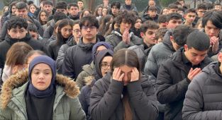 Yangın faciasında hayatını kaybeden öğrenciler okullarında anıldı