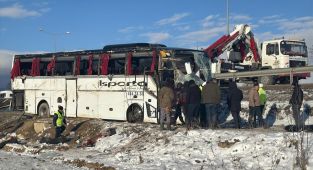 Afyonkarahisar'da yolcu otobüsü şarampole devrildi: Ölü ve yaralılar var