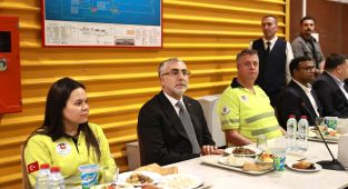 Bakan Işıkhan, Mersin'de liman işçileriyle iftarda buluştu