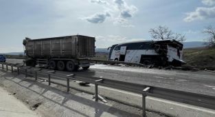 Bilecik'te tır yolcu otobüsüne arkadan çarptı: 11 yaralı