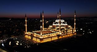 Bin aydan daha hayırlı Kadir Gecesi bugün idrak edilecek