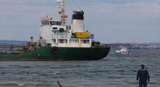 Çanakkale Boğazı'nda karaya oturan tanker kurtarıldı