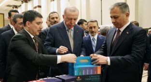 Cumhurbaşkanı Erdoğan, Cumhurbaşkanlığı Külliyesi'ndeki kitap fuarını gezdi