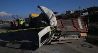 Hatay'da yolcu servisi park halindeki tıra çarptı: 6 ölü, 8 yaralı