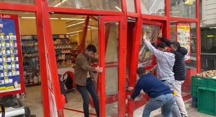 İstanbul'da kontrolden çıkan otomobil markete girdi