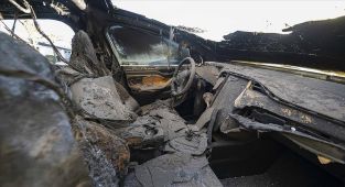 İtalya'da Tesla bayisinde 17 otomobil yandı