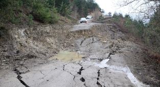 Kastamonu'da eriyen karlar yolda çökmeye sebep oldu