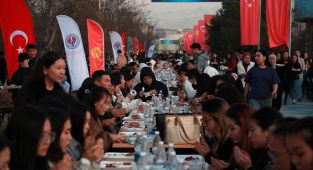 Kırgızistan'da 5 bin kişilik sokak iftarı
