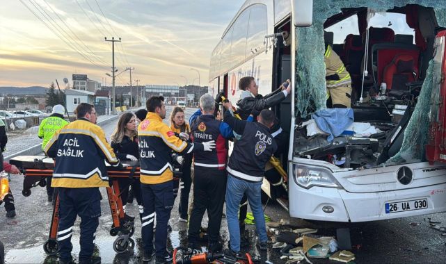 Kütahya'da yolcu otobüsü tıra çarptı: 14 yaralandı