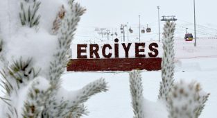 Martta yağan kar Erciyes'te kayak sezonunu bahara çevirdi
