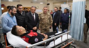 Motosikletli yunus timi otomobille çarpıştı: 2 polis yaralandı