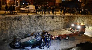 Ordu'da dere yatağına devrilen otomobildeki 2 kişi yaralandı