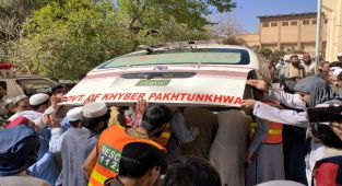 Pakistan'da askeri tesise düzenlenen intihar saldırılarında 12 kişi öldü, 30 kişi yaralandı