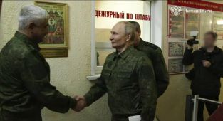 Putin askeri üniforma giyerek Kursk'u ziyaret etti