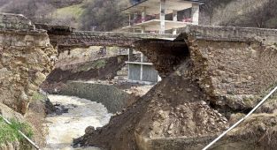 Trabzon'da tarihi taş köprü çöktü