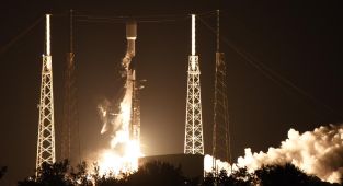 Uzayda mahsur kalan iki astronotunun yerini alacak ekibin fırlatılışı ertelendi