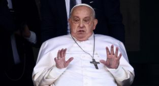 Vatikan: Papa eskisi gibi olmasa da yönetime dönecek
