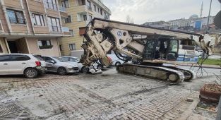 Zincir koptu, 200 tonluk iş makinesi yokuş aşağı sürüklendi