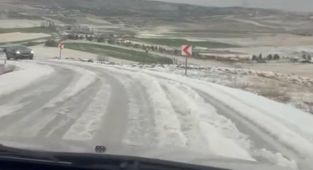 Ankara'ya fındık büyüklüğünde dolu yağdı