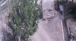 Anne ve kızının elektrik akımına kapılma anı kamerada