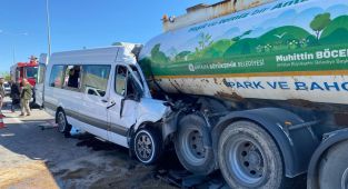 Antalya'da tur minibüsü sulama tankerine çarptı: 6 yaralı