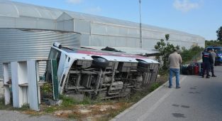 Antalya'da turistleri taşıyan midibüs devrildi: 19 yaralı