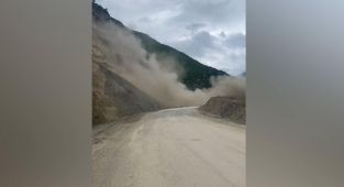 Artvin'de heyelan anı kamerada
