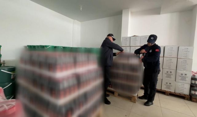 Çorum'da son kullanma tarihi geçmiş 4 bin 200 şişe şalgam imha edildi