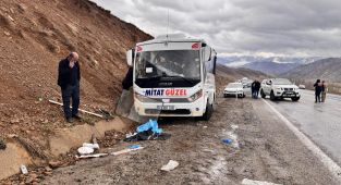 Erzurum'da servis midibüsü yamaca çarptı: 1 ölü, 16 yaralı