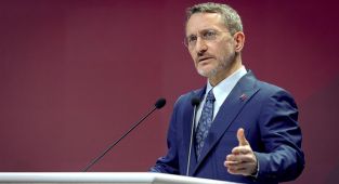 Fahrettin Altun'dan Özgür Özel'in açıklamalarına tepki: Siyasi ahlaksızlık