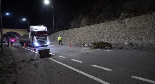 Gümüşhane'de heyelan: Dev kayalar yolu kapattı