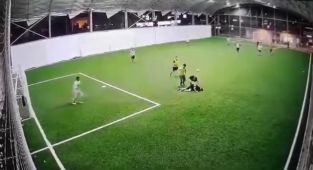 Halı sahada kalp krizi geçiren kişi hayatını kaybetti