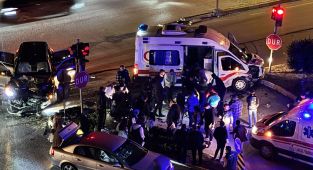 Hasta taşıyan ambulans ile otomobil çarpıştı: 9 yaralı