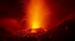 İtalya'da Etna Yanardağı güçlü şekilde kül ve lav püskürttü