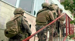 İzmir'de izinsiz eylemlere katılıp terör örgütü propagandası yapan 41 kişi yakalandı