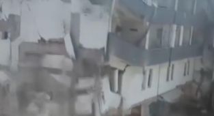 Kentsel dönüşüme giren bina tek dokunuşla böyle yıkıldı