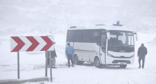 Kırklareli'nde yağan kar yolu ulaşıma kapattı